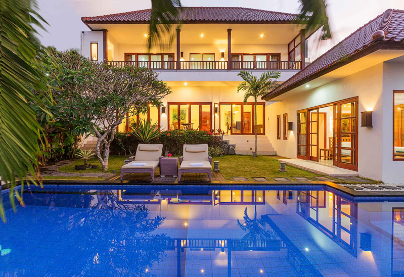 Enjoy a luxury romantic getaway in beautiful Villa Jimbaran Bali!