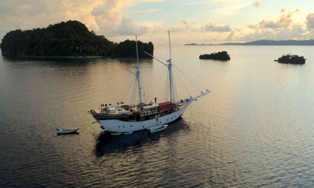 Komodo Island Liveaboard 5 Days Itinerary With Jakare Phinisi